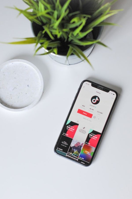 How do salons promote themselves on social networks?